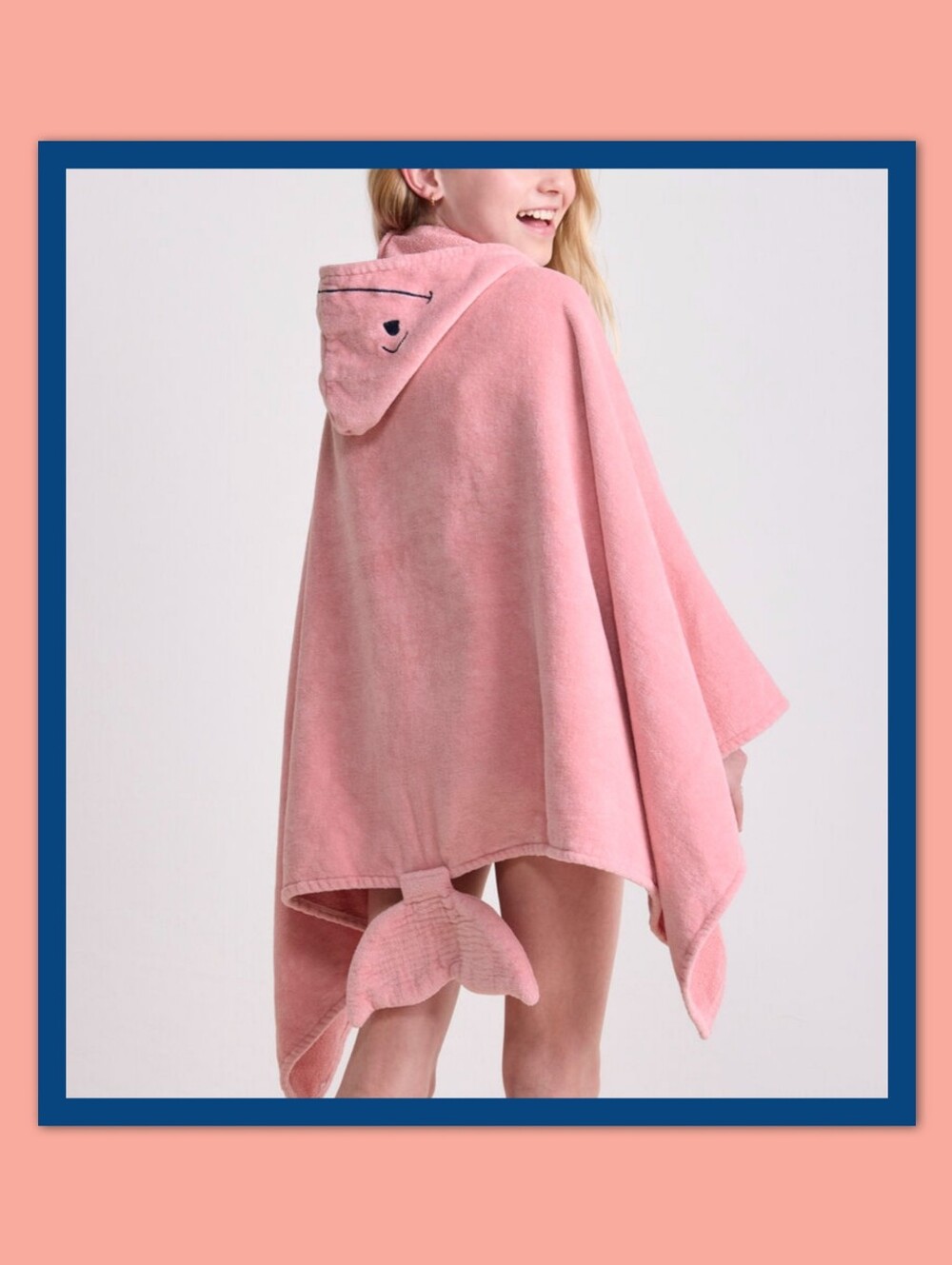 VINEYARD VINES KIDS HOODED WHALE TOWEL